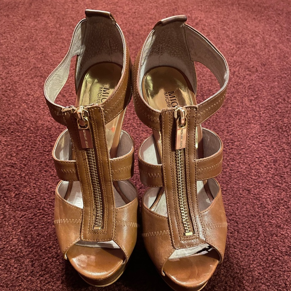 Michael Michael Kors Berkeley T- strap Sandal size 6 1/2